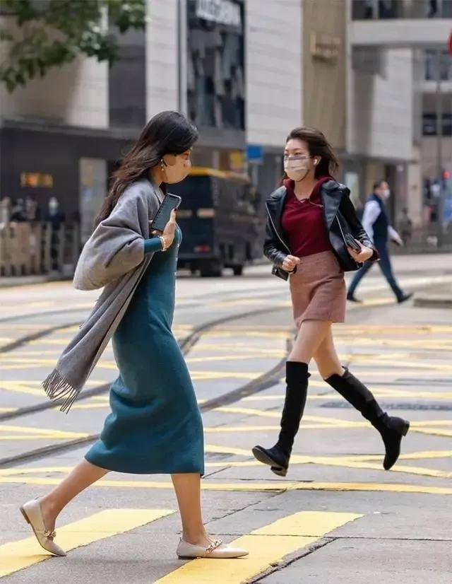 不上膝、鞋不带跟”却个个洋气又时髦OG视讯去了香港才发现满街都是“裙(图4)